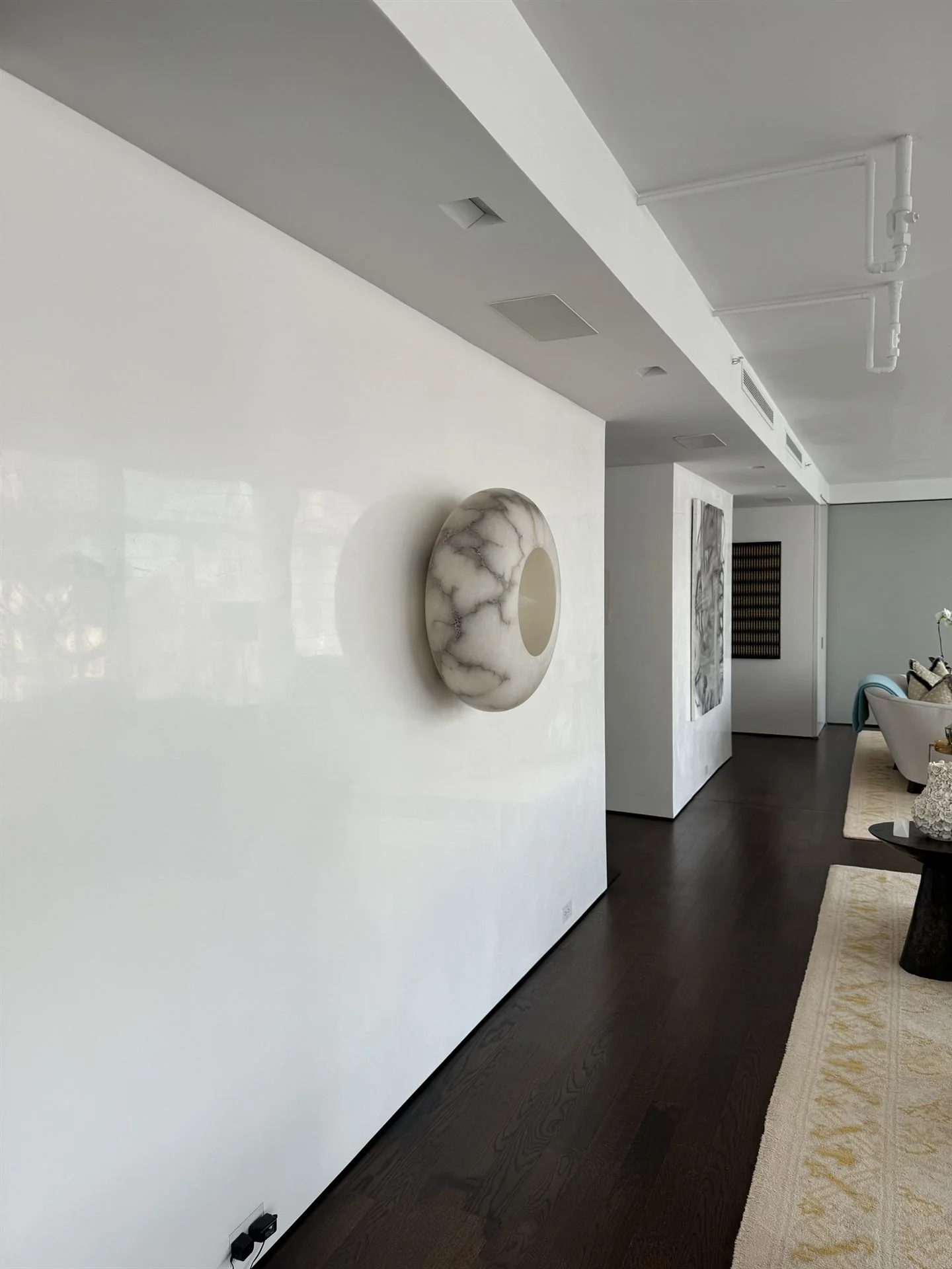 Glossy white Grassello di Calce wall in a contemporary interior