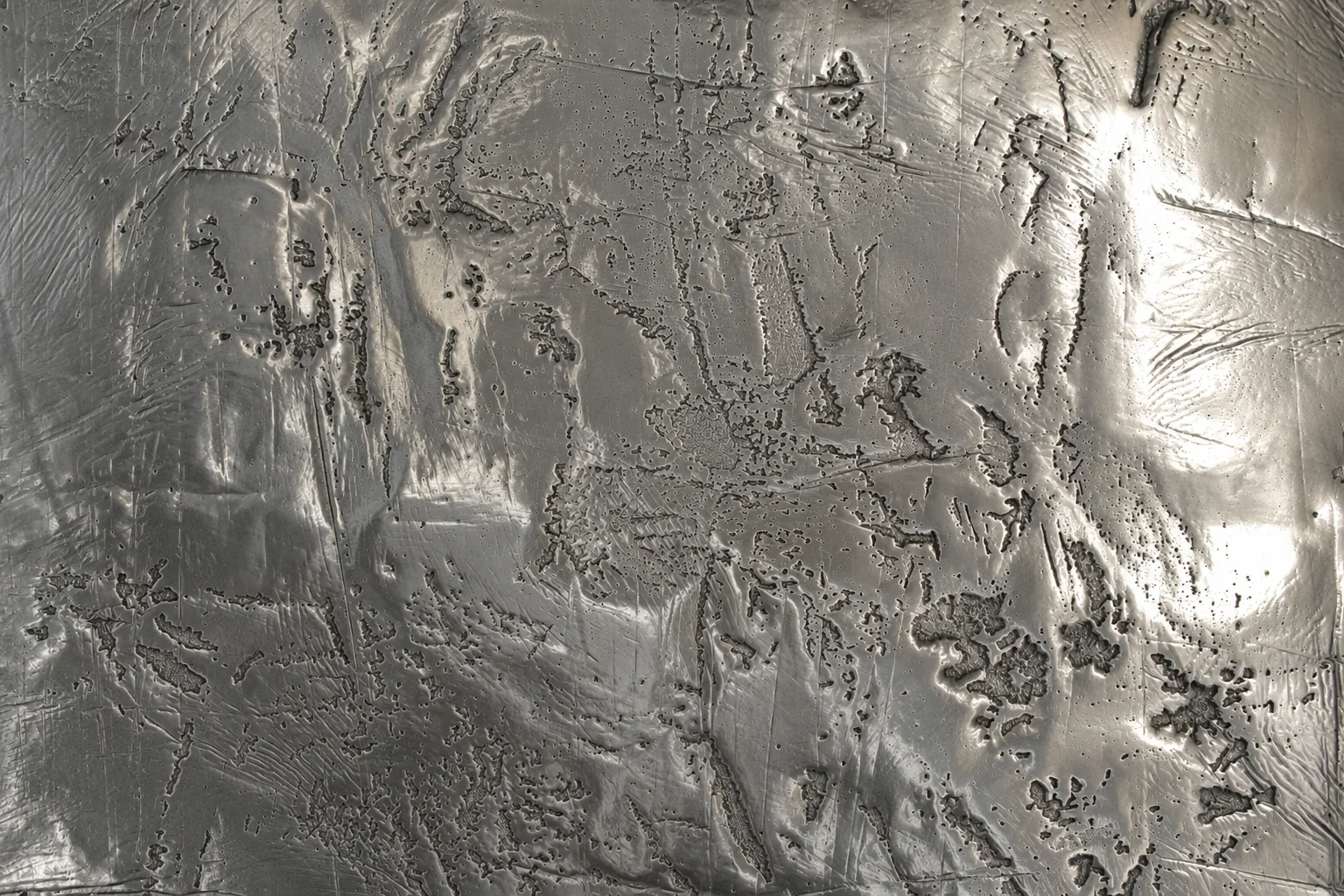 Sculpted silver Metallo Fuso metallic surface