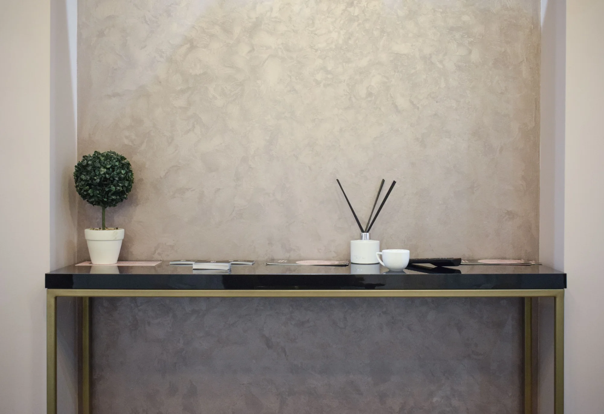 Pearlescent Perlata wall above a tailored console