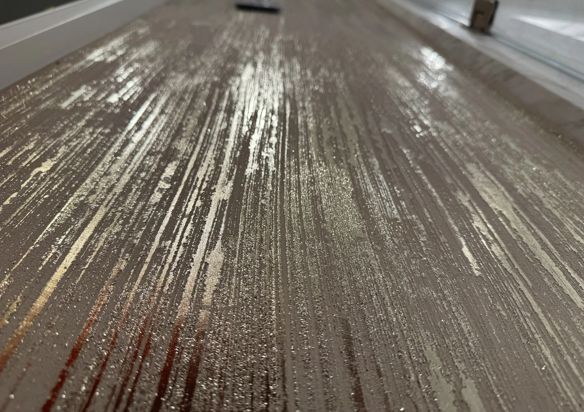Close-up of a striated Travertino stone-effect finish