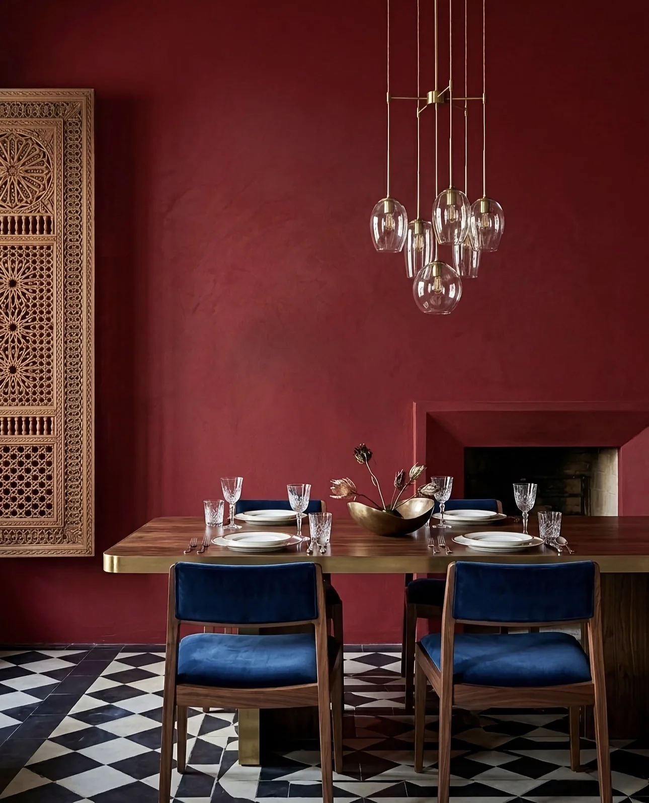 Burgundy plaster walls in an elegant dining room