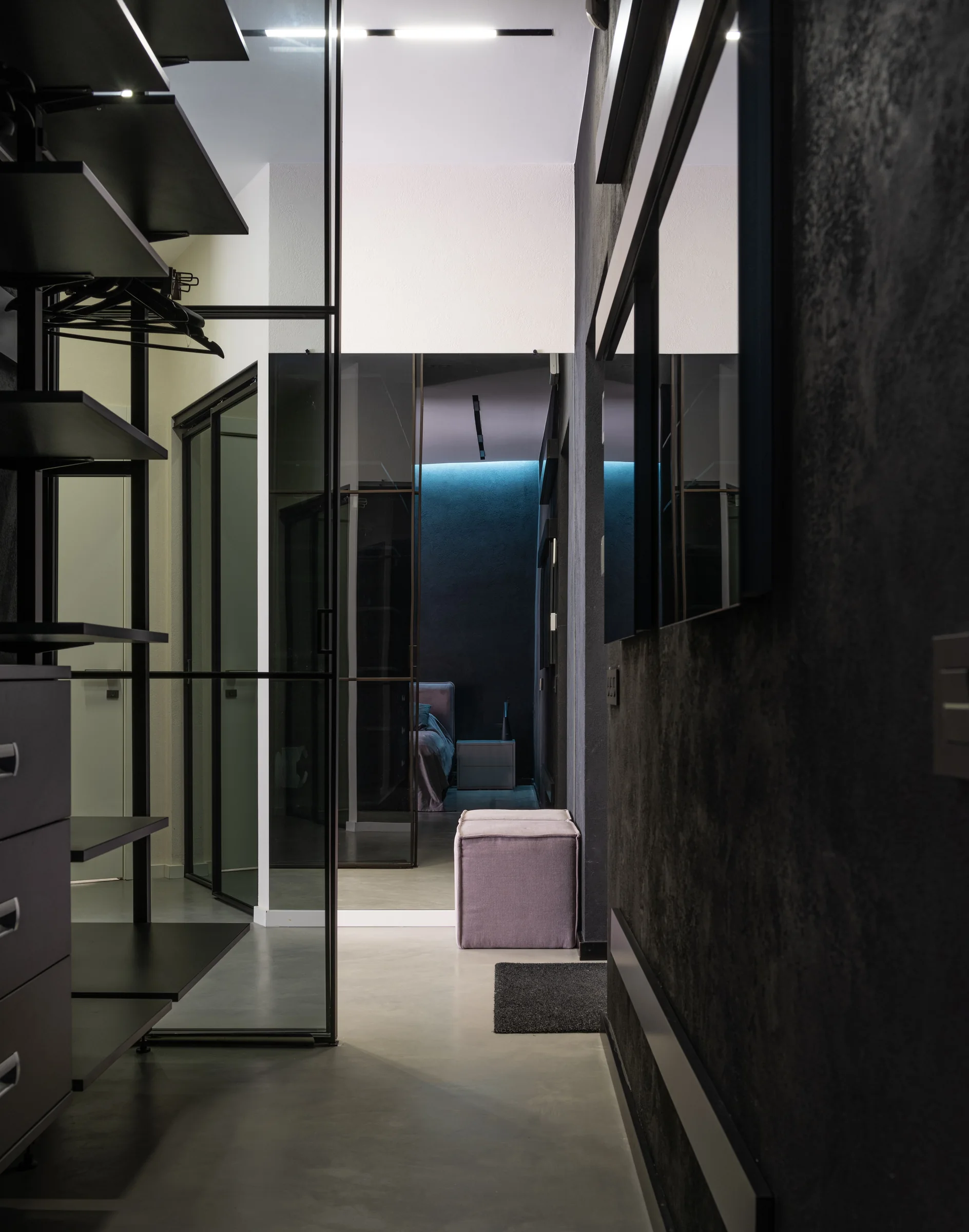 Charcoal mineral plaster in a corridor