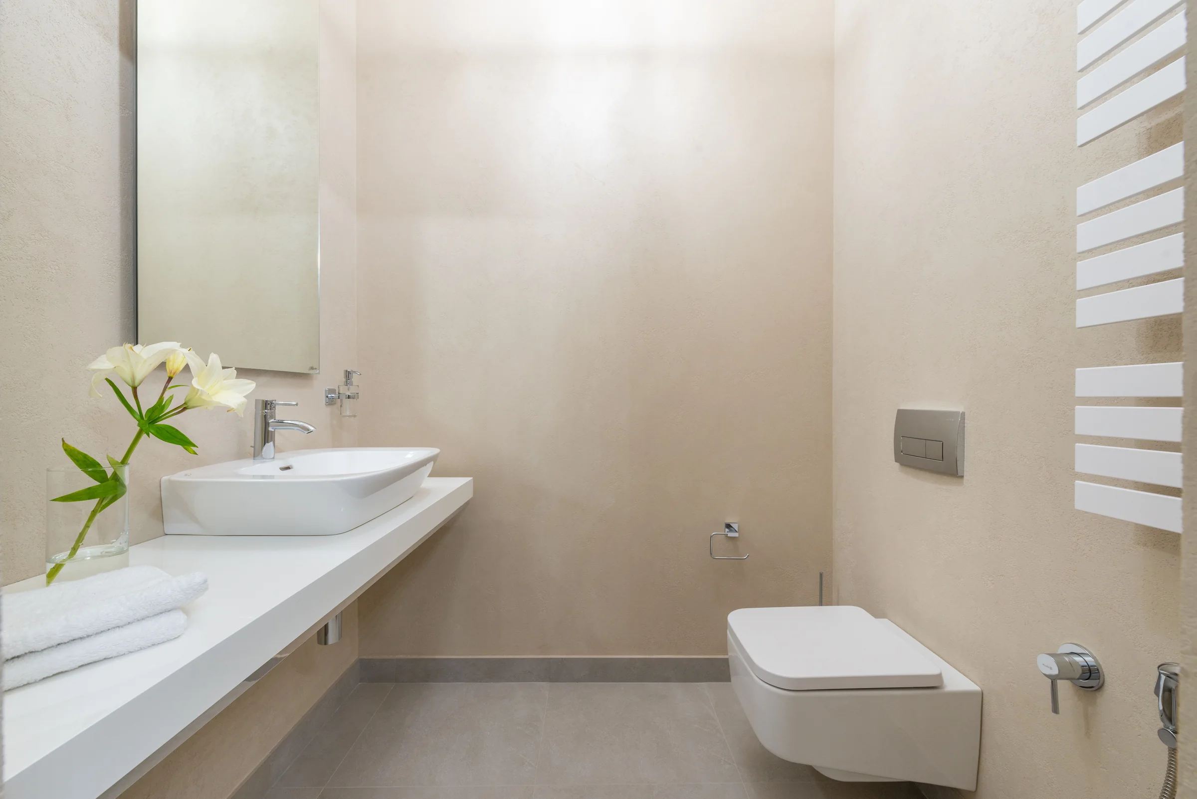 Warm mineral finish in a refined bathroom