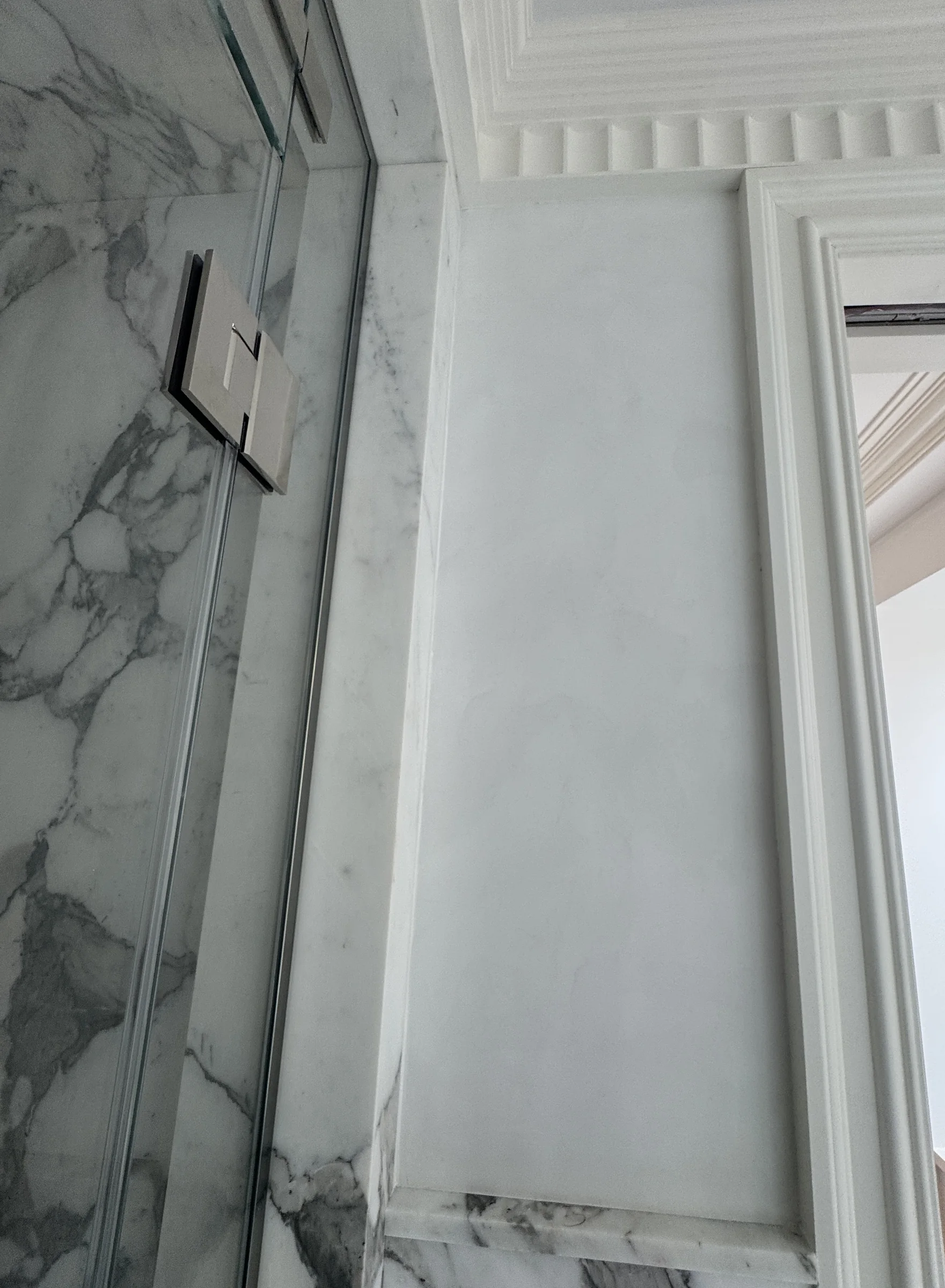 Mineral wall finish beside veined stone